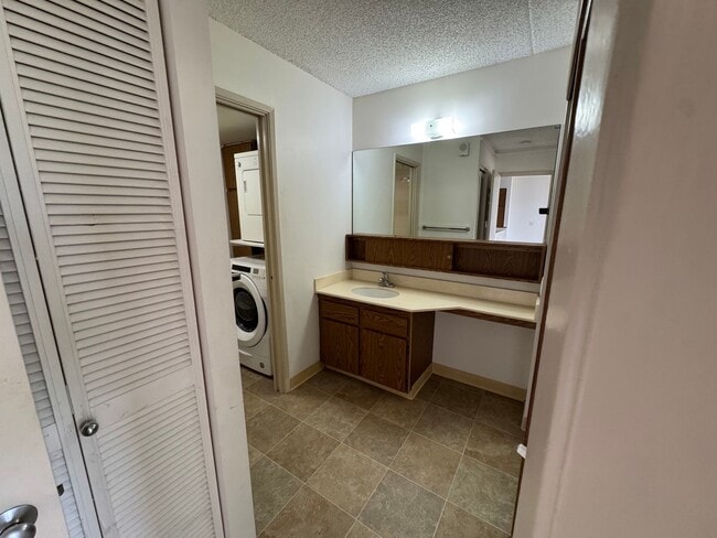 Building Photo - Pearl Regency #1913