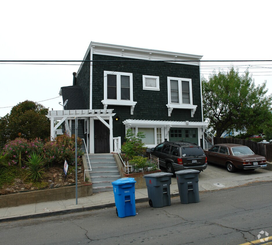 Building Photo - 723-725 Santa Clara St