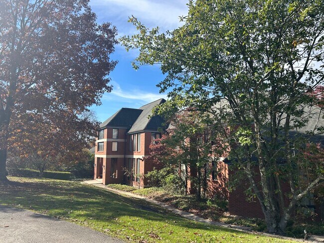 Foto del edificio - 6 Bedroom Spacious Home PRIVATE location