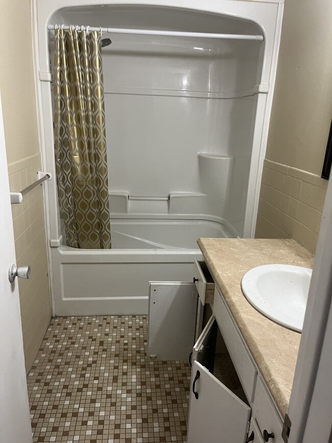 Building Photo - 615 Chalmers Ct