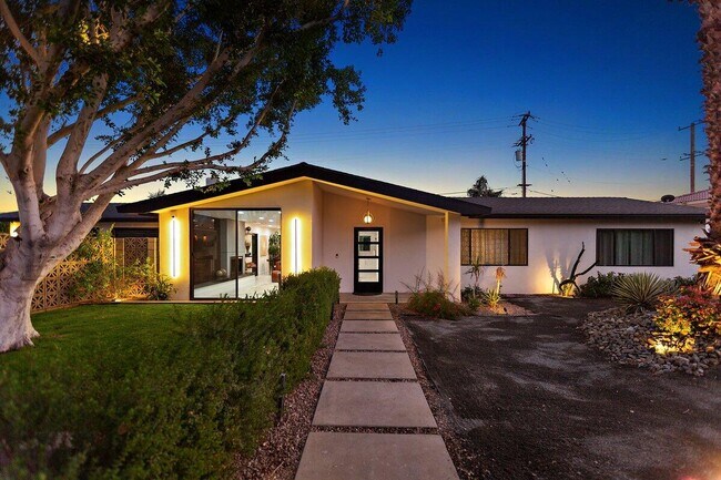 Building Photo - 565 W Yorba Rd