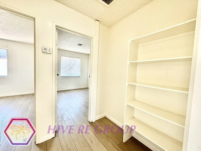 Building Photo - Charming 2 bedroom upstairs condo in Hende...