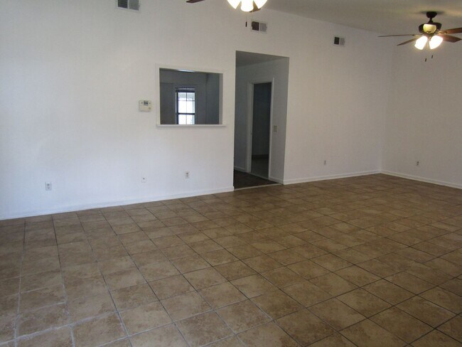 Foto del edificio - 1087 Desert Shield St