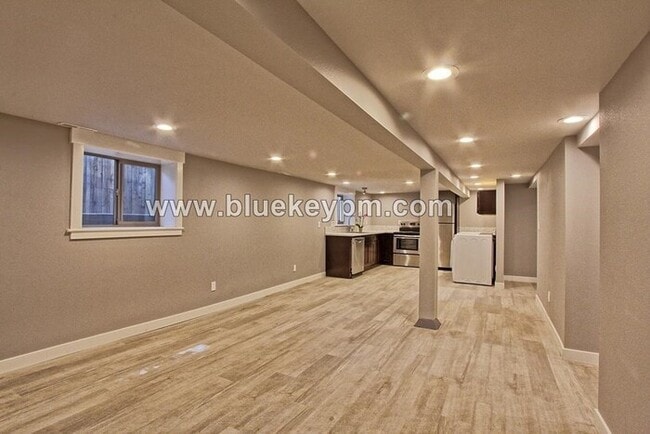 Building Photo - 2 Bed, 1 Bath Unit in Laurelhurst Plex