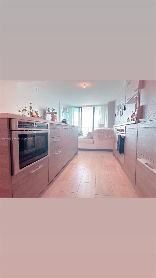 Foto del edificio - 650 NE 32nd St