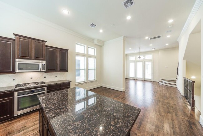Building Photo - 725 Live Oak St