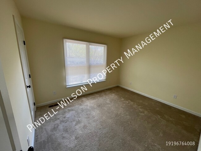 Foto del edificio - End Townhouse Unit near Glenwood Avenue MO...