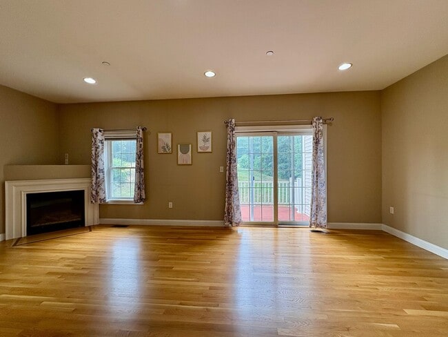 Building Photo - Charming 2-Bedroom Townhouse For Rent in L...