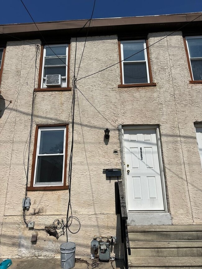 Building Photo - 2 Bed, 1 Bath Rowhome Available