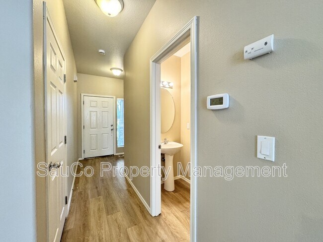 Building Photo - 4572 SE Olivewood St