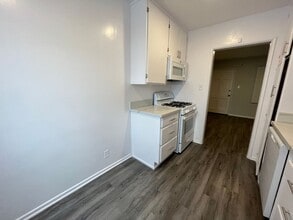 Interior Photo - 7044 Lanewood Ave