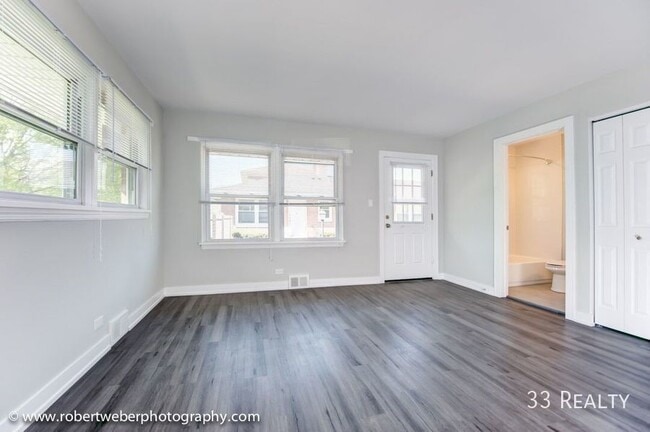 Building Photo - BEAUTIFUL LARGE 2B/2B W/IN-UNIT LAUNDRY......