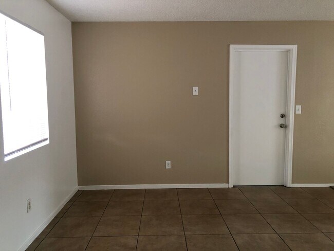 Building Photo - 657 E. SONORA  3 BEDROOM 2 BATHROOM TULARE
