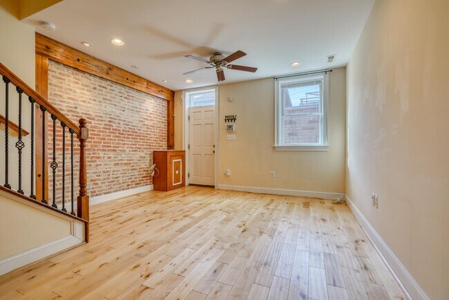 Foto del edificio - 221 S Durham St