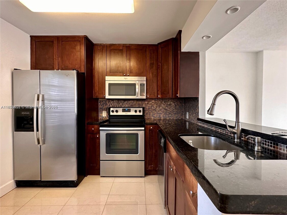 Primary Photo - 20500 W Country Club Dr