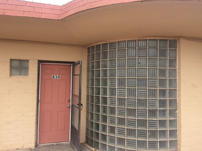 Foto del edificio - 830 W 7th St