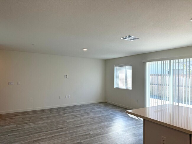 Foto del edificio - 2024 Shady Tree Cir