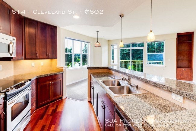 Foto del edificio - Top Floor 2 BR 2 BA Redmond Condo!