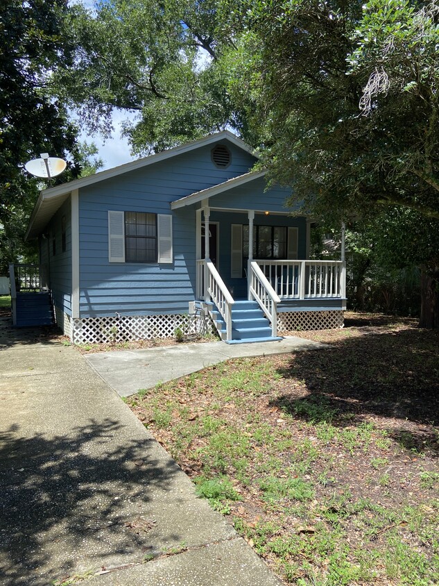 Front - 3002 E Brainerd St