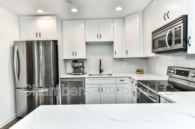 Building Photo - 1110 N Randolph St