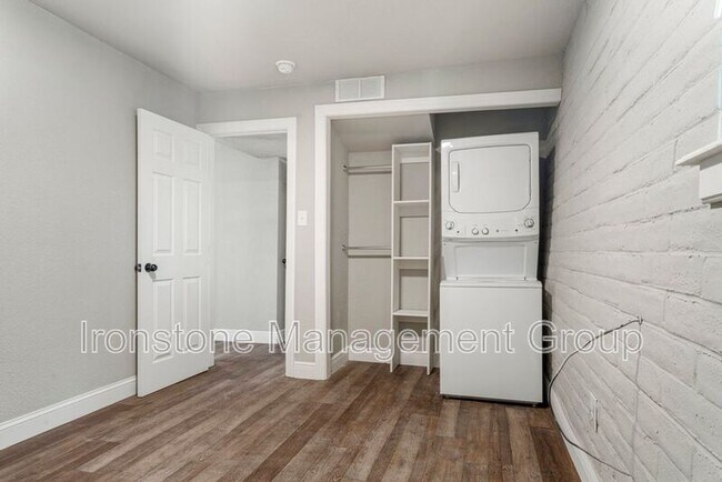 Foto del edificio - 2618 E 8th St