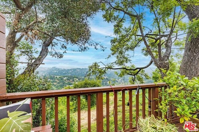 Building Photo - 10136 Hollow Glen Cir