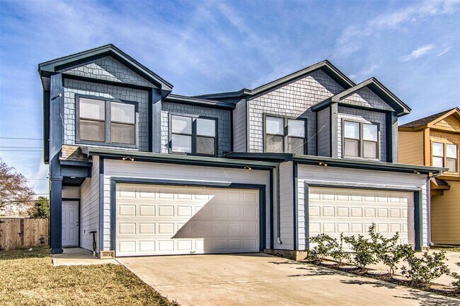 Building Photo - 1918 Weeping Oaks