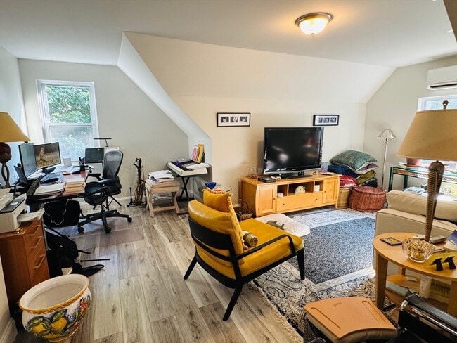 Foto del edificio - 136 Academy Hill Rd