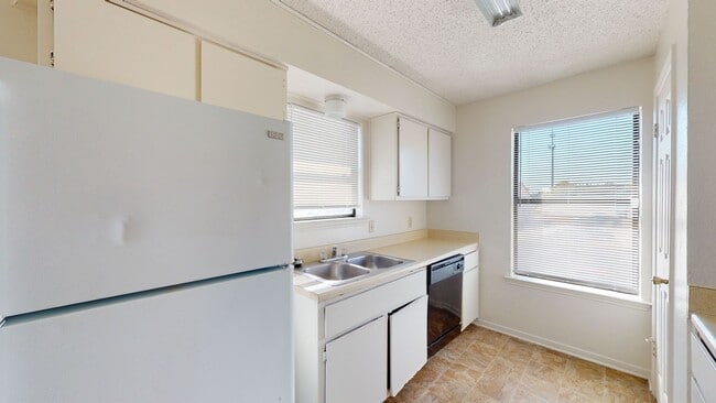 Building Photo - FREE JANUARY RENT!!!!!!!! ONLY $750!!!!!!!