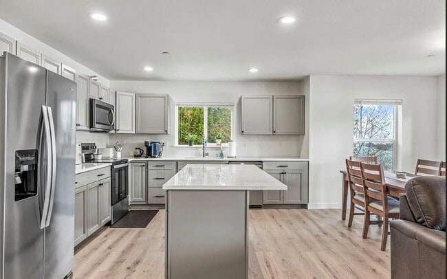 Building Photo - 572 Columbia St