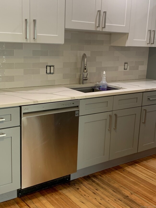 Building Photo - 641 White St