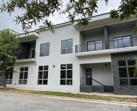 Building Photo - 19546 Greentree Way