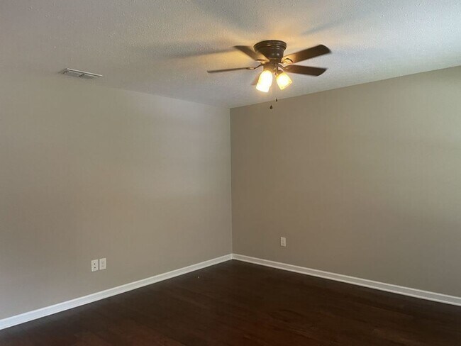 Building Photo - Charming 3 Bedroom Home Close to Downtown Tullahoma...