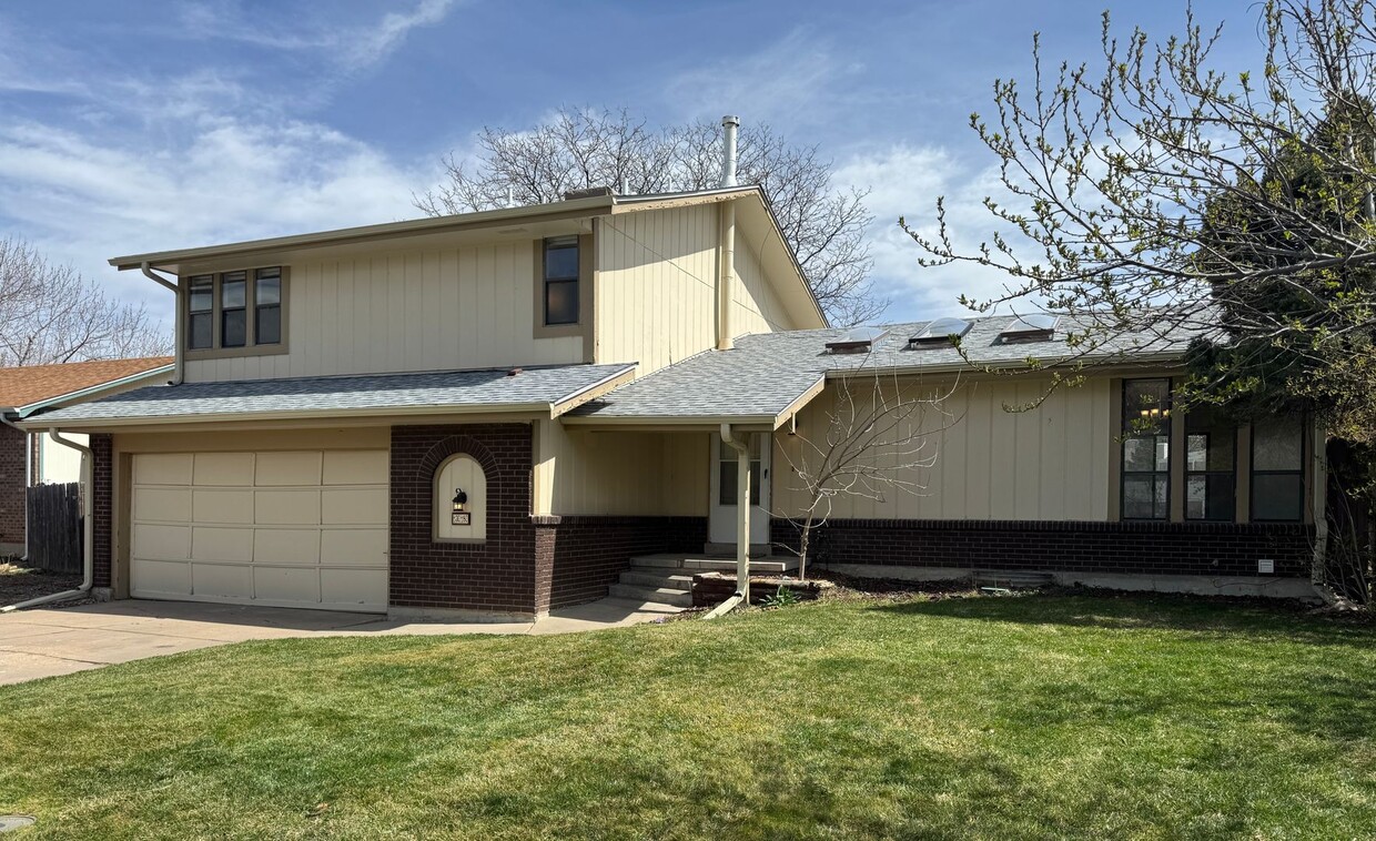 Beautiful 5 bedroom 2.5 bathroom home available NOW!!! - Beautiful 5 bedroom 2.5 bathroom home available NOW!!!