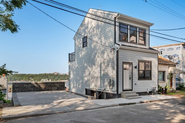 Building Photo - Fully Renovated 3 Bed, 2 Bath in South Sid...
