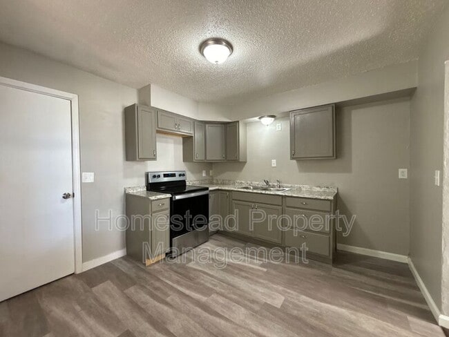 Photo - 305 E Jacobs Dr House