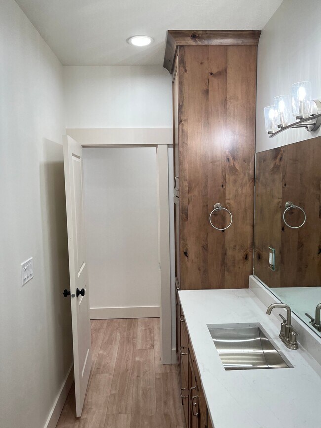 Foto del edificio - 818 W Mnr Crst Ln