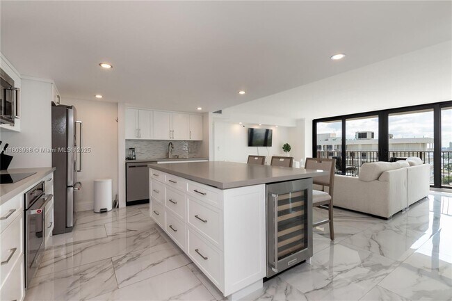Building Photo - 1450 Brickell Bay Dr