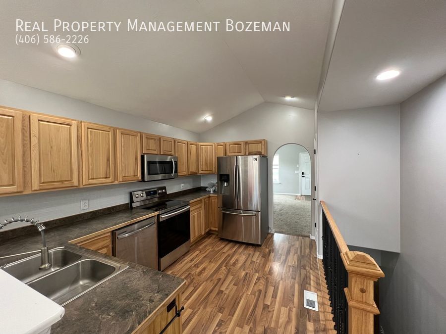 Primary Photo - 4 bed 3 bath (+storage room) on charming W...