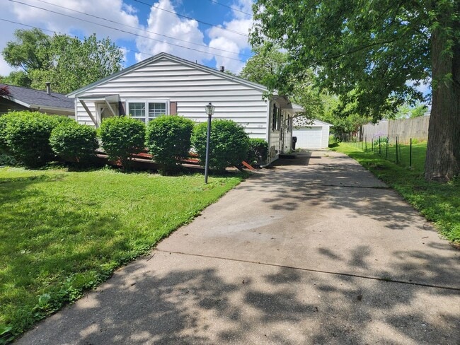 Building Photo - 3 Bedroom Home in Bloomington