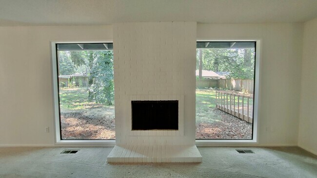 Building Photo - **$1000 OFF FIRST FULL MONTHS RENT**  One ...