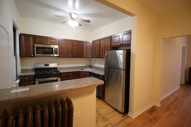 Building Photo - 1221 W Rosedale Ave