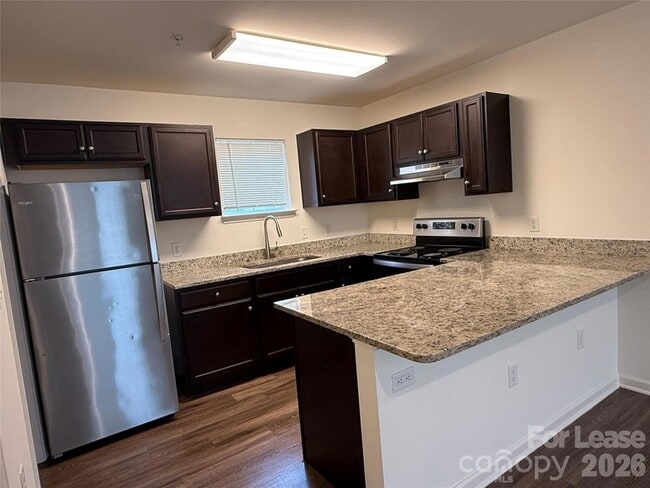Foto del edificio - 2029 Oakdale Rd