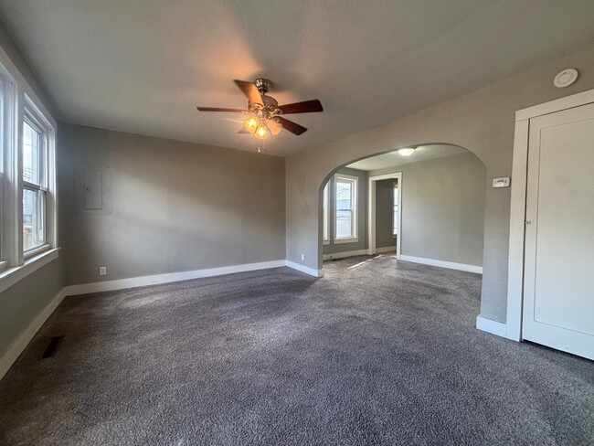 Building Photo - Rent This 2 Bedroom 1 Bath Home Today!