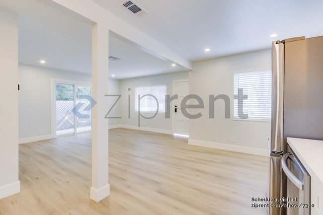 Building Photo - Unit C