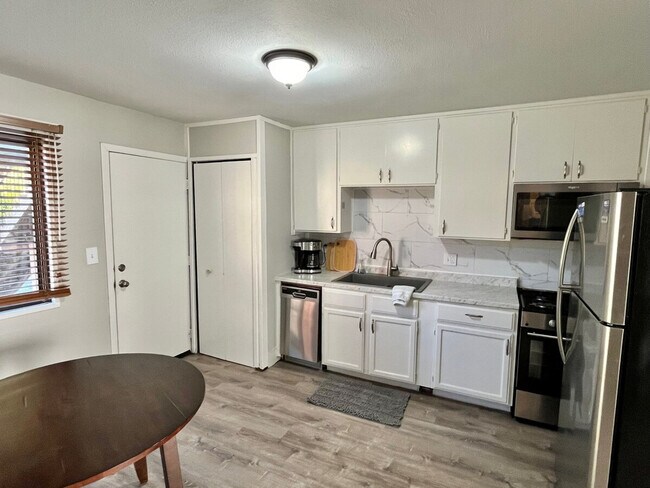 Foto del edificio - 4305 NW 56th St