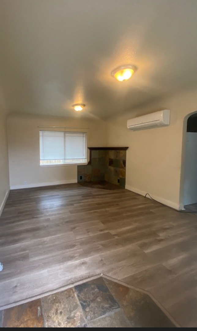 Building Photo - Charming Two Bedroom Pet Friendly Lebanon ...