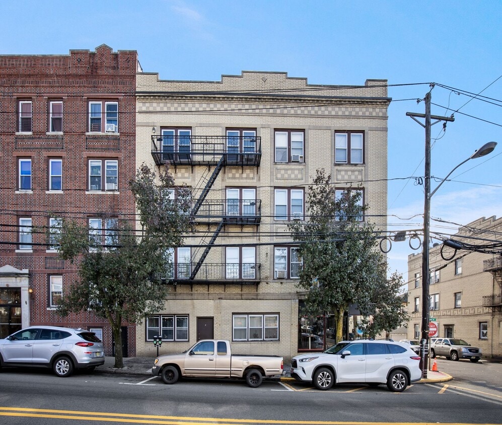 Building Photo - 372 Anderson Ave