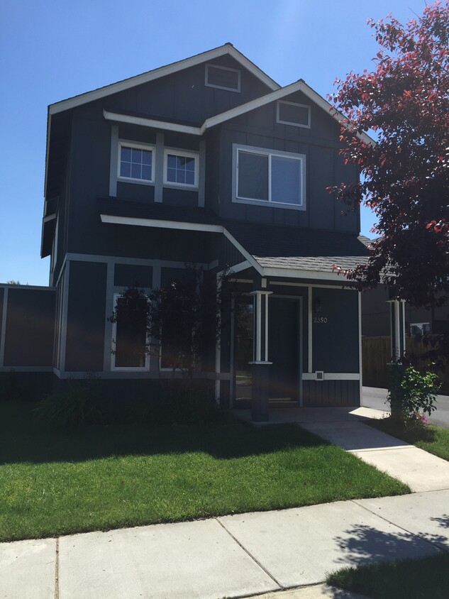 Foto principal - Great 3 Bed/2.5 Bath NW Redmond Single Fam...