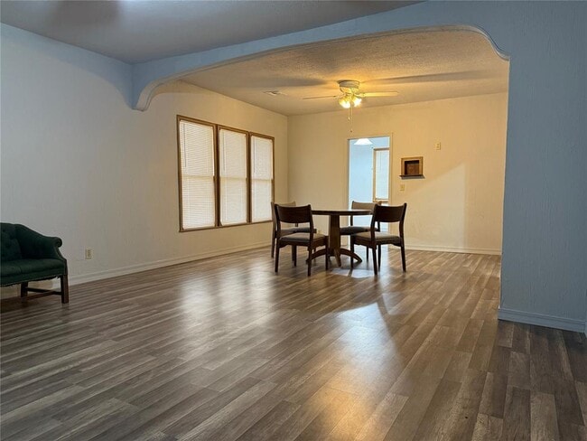 Building Photo - 1013 W 3rd St